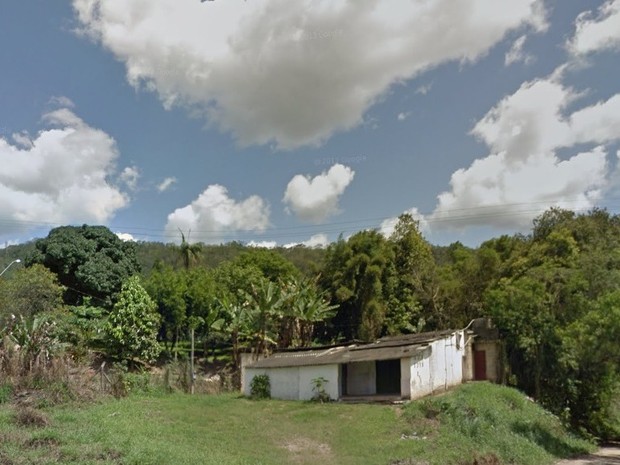 Fernando Marcon Azevedo foi morto a golpes de machado nos fundos deste estabelecimento (Foto: Reprodução/Google Street View)